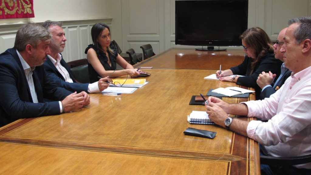 Ángel Víctor Torres, en una reunión de la ejecutiva regional del PSOE con una delegación de CC-PNC en el Parlamento de Canarias. DA