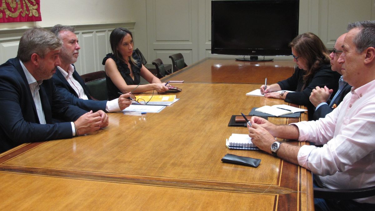 Ángel Víctor Torres, en una reunión de la ejecutiva regional del PSOE con una delegación de CC-PNC en el Parlamento de Canarias. DA
