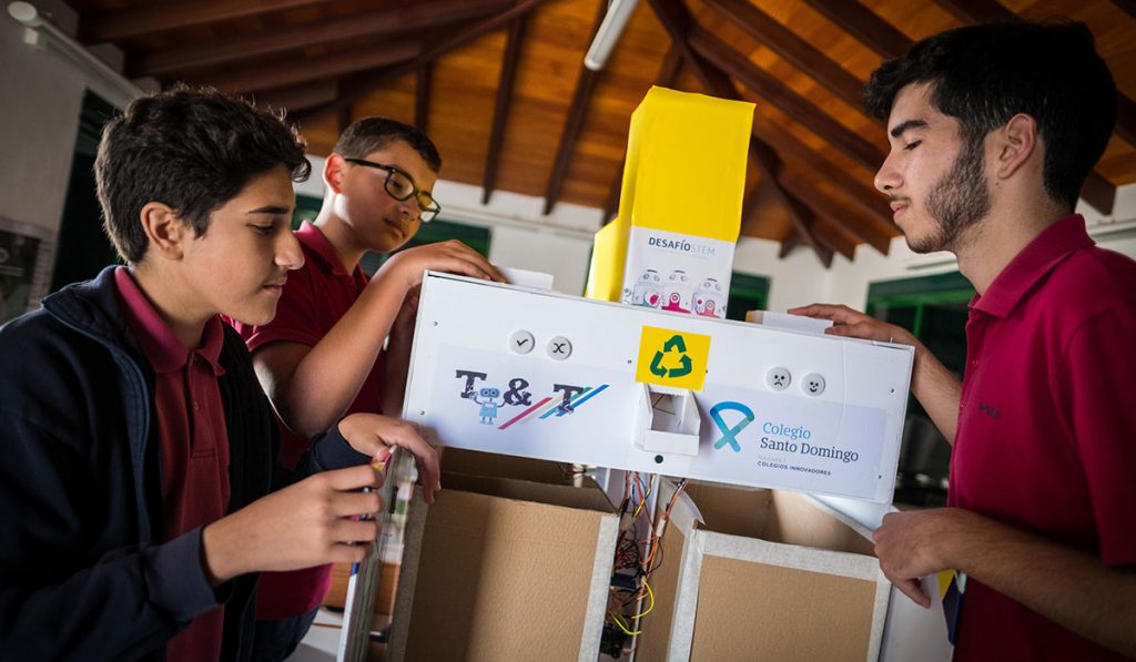 La máquina clasifica residuos e informa de errores o aciertos. Andrés Gutiérrez
