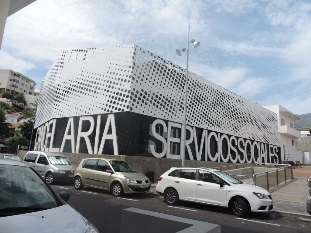 En las imágenes, el singular edificio de Servicios Sociales, en Candelaria, una