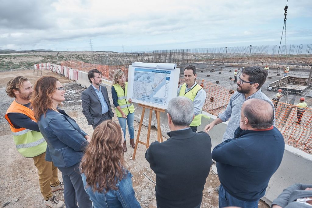 El presidente y el vicepresidente del Cabildo, en la visita a las obras. DA