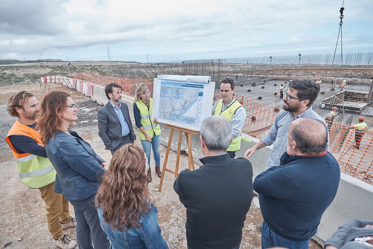 El presidente y el vicepresidente del Cabildo, en la visita a las obras. DA