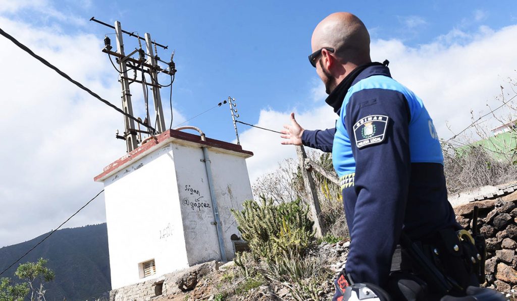 Rubén Henríquez señala el torreón de electricidad, de cuatro metros de altura, que el viernes tuvo que escalar para salvar al joven de morir electrocutado. Sergio Méndez