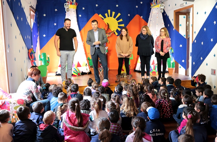 La visita del alcalde y las concejalas coincidió con una sesión dirigida al alumnado del CEIP Pérez Zamora. DA