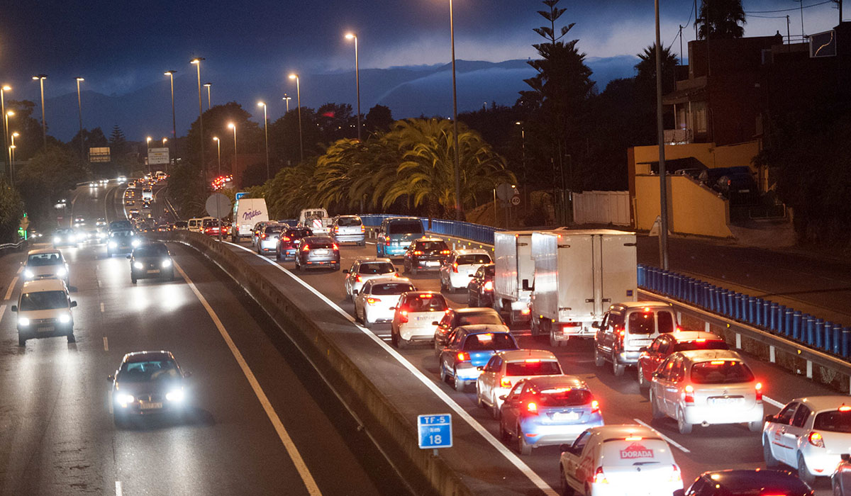 Mientras los políticos siguen discutiendo las posibles soluciones, los atascos y las retenciones continúan a diario en las autopistas de la isla de Tenerife. Fran Pallero