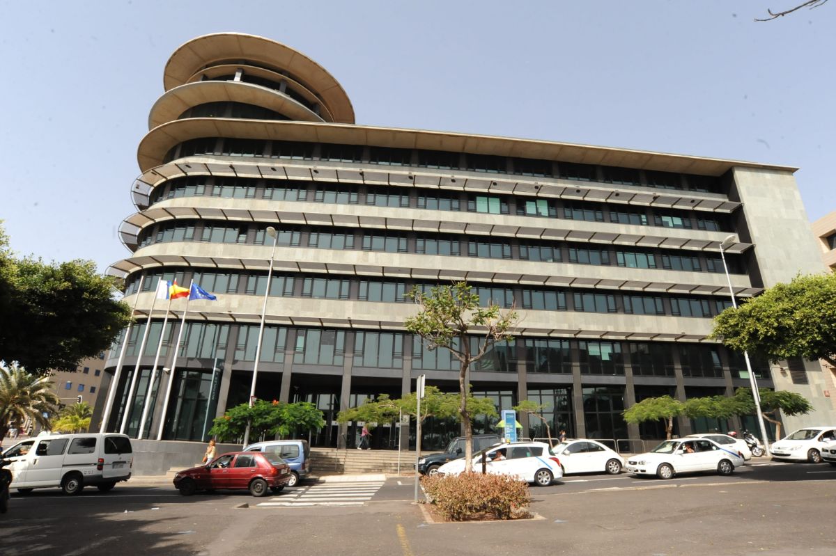 Oficinas de la Administración autonómica de Canarias en el edificio Múltiples II de Santa Cruz de Tenerife. DA