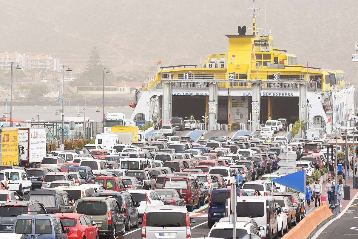 Aspecto que ofrecía ayer por la tarde la explanada de embarque del puerto de Los Cristianos, con cientos de vehículos a punto de embarcar para La Gomera, La Palma y El Hierro. Fotos: Sergio Méndez