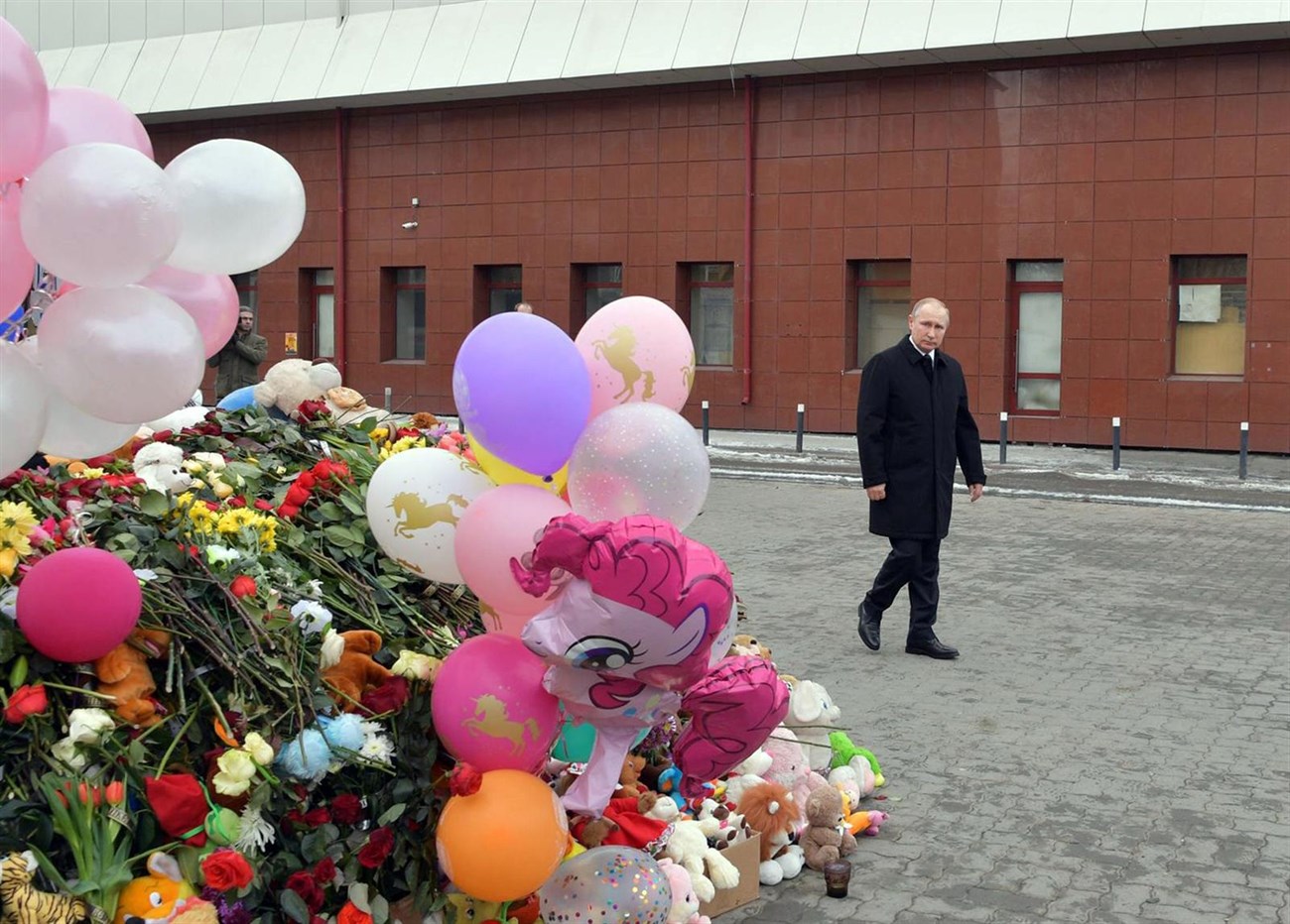 Putin achaca la causa del incendio del centro comercial de Siberia a una negligencia. | EP