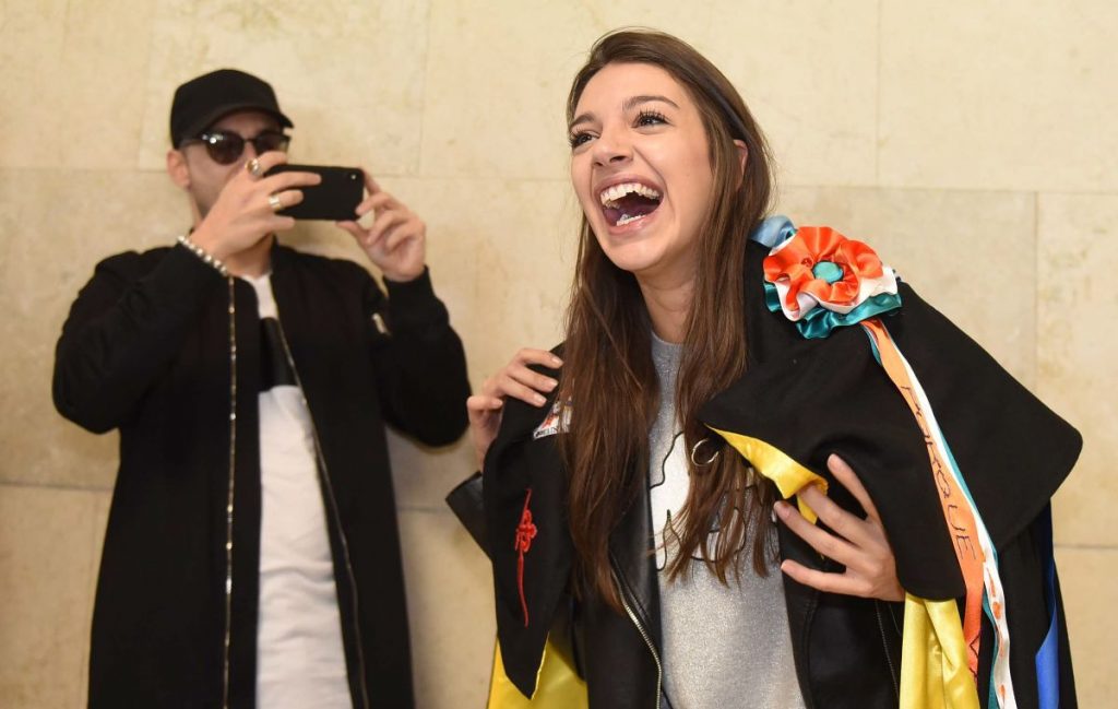 Recientemente, Ana Guerra era recibida en Tenerife por la tuna de la Facultad de Medicina de la Universidad de La Laguna. / FOTO: Sergio Méndez
