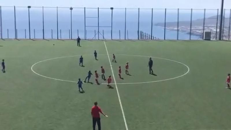 Partido de prebenjamines en el que se dio el bonito gesto de deportividad. / DA