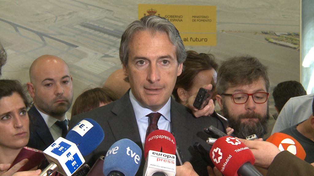 El ministro de Fomento, Iñigo de la Serna, ha asegurado hoy que desde el Ministerio se mantendrá "muy atento" para que se cumplan los servicios mínimos decretados. | EP