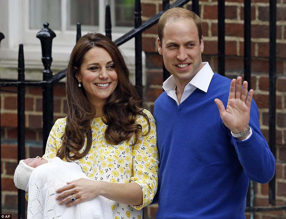 El duque y la duquesa de Cambridge, tras nacer la princesa Charlotte en 2015. / DAILY MAIL