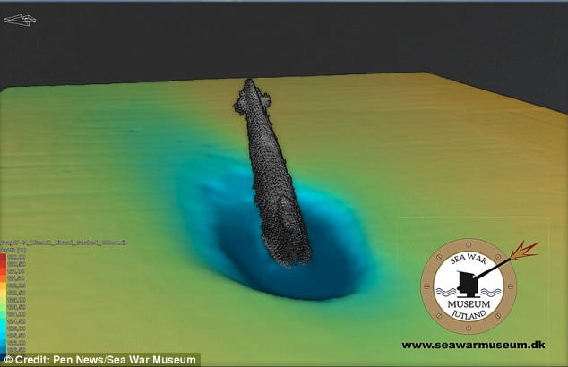 Imágenes del submarino encontrado, con la proa hundida en el lodo. / DAILY MAIL