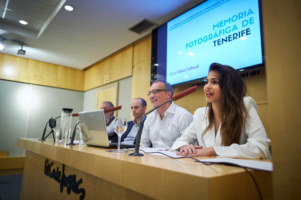Sara Sálamo amadrina un acto por la recuperación de la memoria fotográfica de Tenerife. / Andrés Gutiérrez