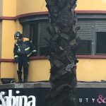 Bombero, tras la caída de cascotes. / L@S JARDINER@S