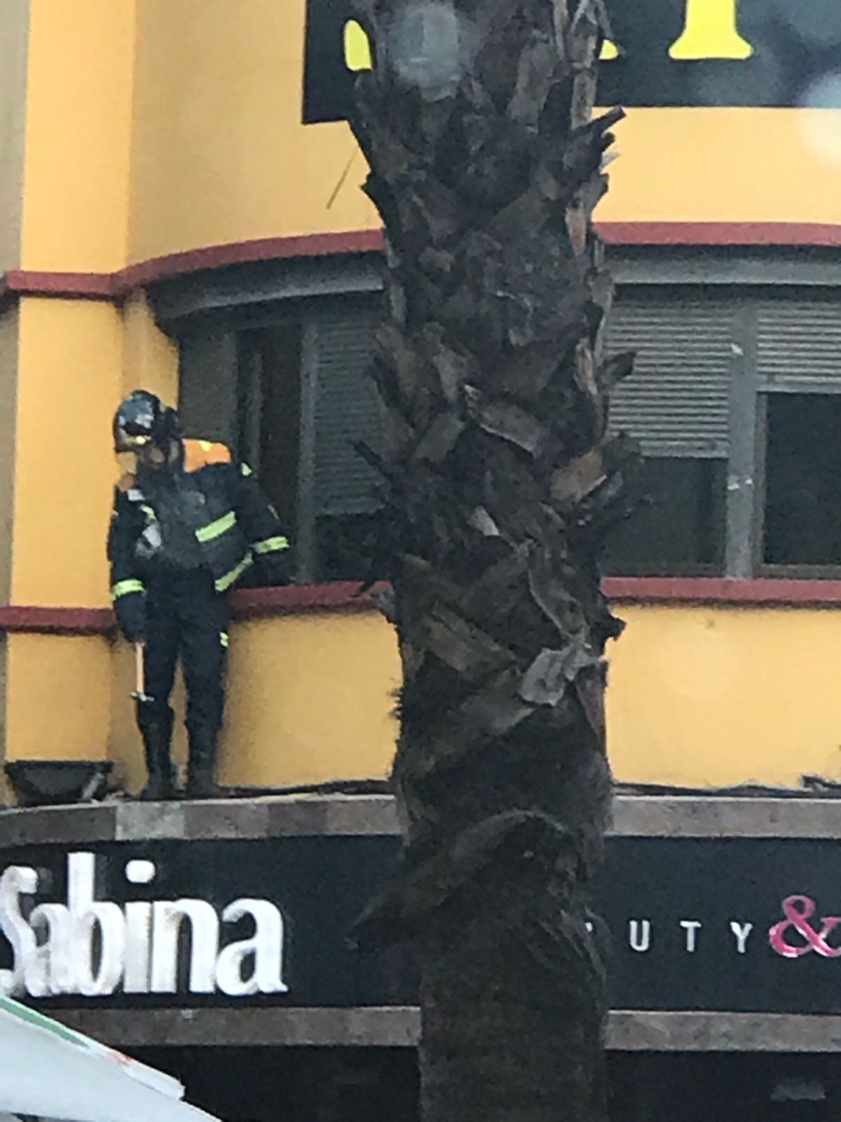 Bombero, tras la caída de cascotes. / L@S JARDINER@S
