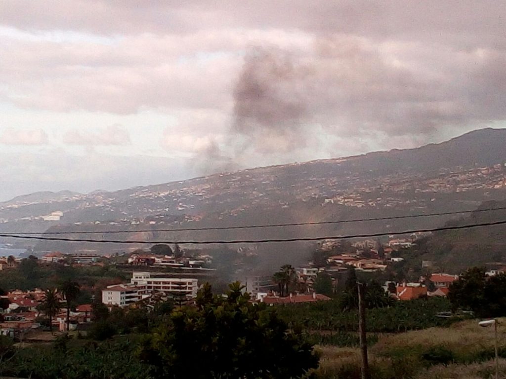 Incendio en un hotel abandonado en el Puerto de la Cruz. / L@S JARDINER@S
