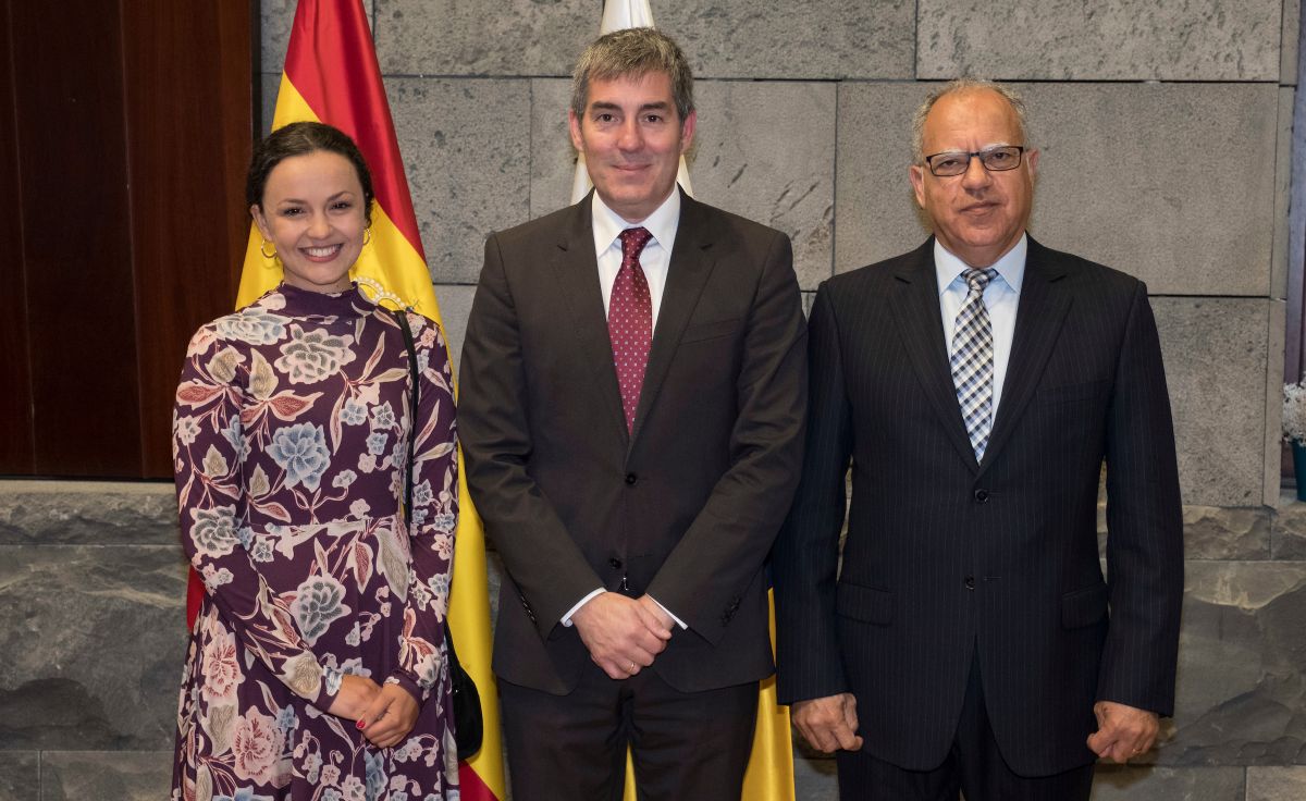 Alba Aula acudió acompañada por el presidente del Cabildo de La Gomera, Casimiro Curbelo, a la recepción con Fernando Clavijo. | DA