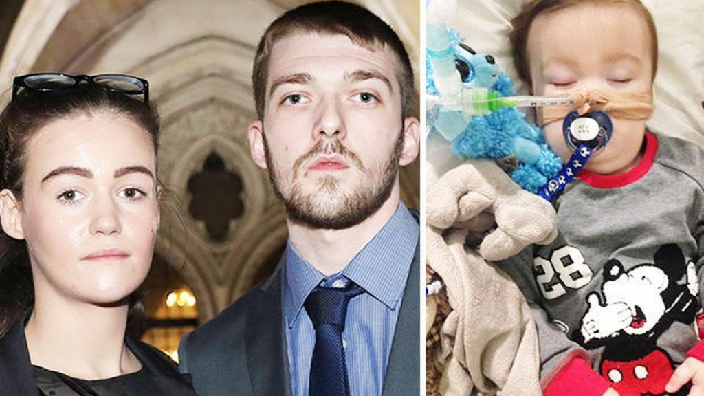 Los padres de Alfie Evans, y el pequeño. | EE