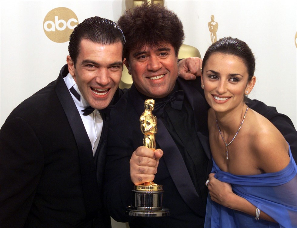Banderas, Almodóvar y Penélope Cruz cuando en el año 2000 el cineasta logró el Premio Oscar. | EP