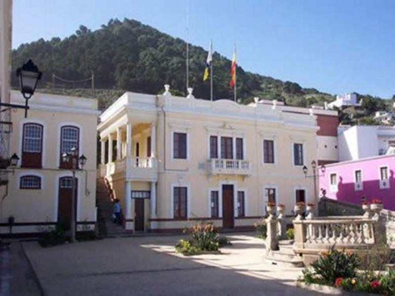 Imagen de la fachada del Ayuntamiento de Mazo. | DA