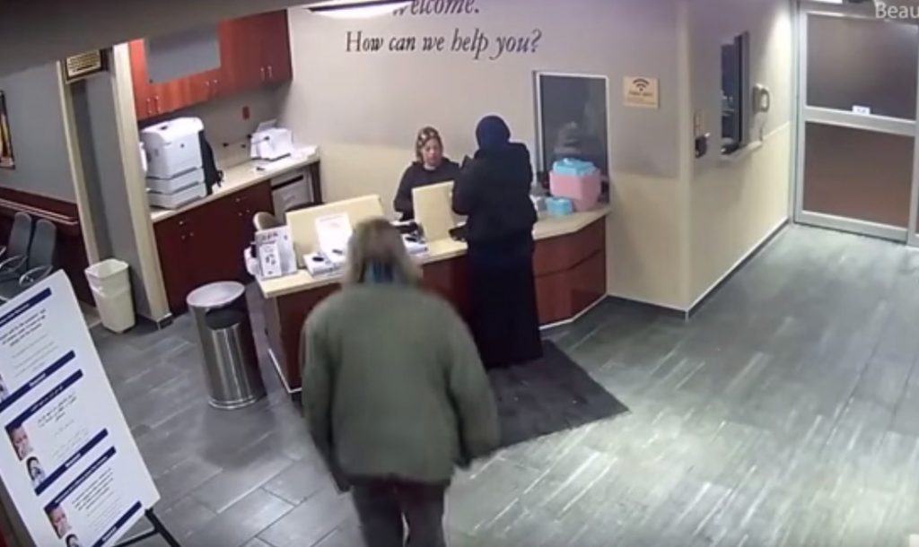 Recepción del hospital de Detroit en el que tuvo lugar la agresión. / YOUTUBE