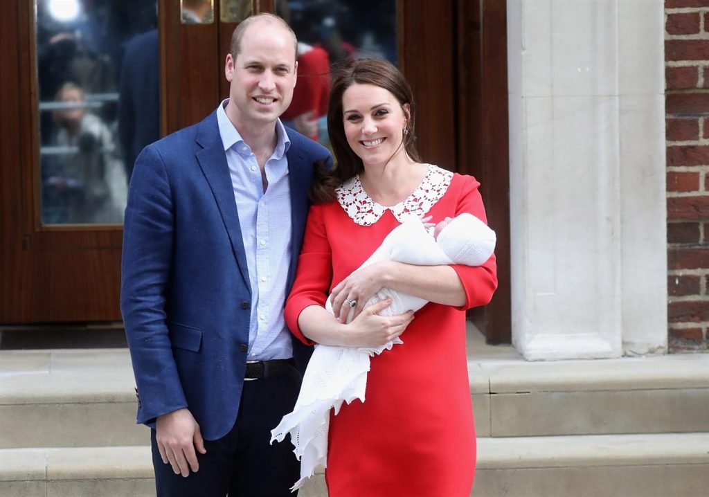 La Duquesa de Cambridge salía del hospital tan solo ocho horas después de dar a luz a su tercer hijo, junto al Príncipe William. | EP