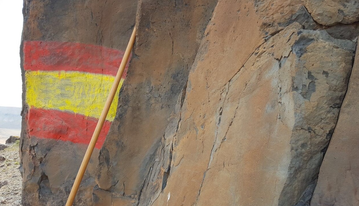 Bandera pintada sobre grabados prehispánicos en Fuerteventura. / TWITTER