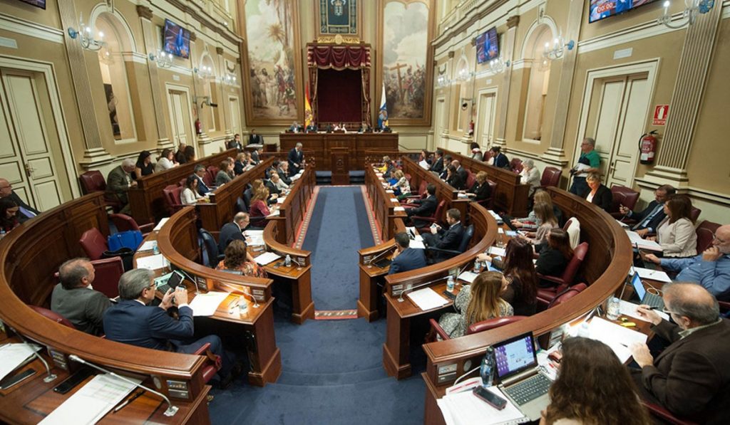 Sesión en el Parlamento de Canarias. / FOTO: Fran Pallero