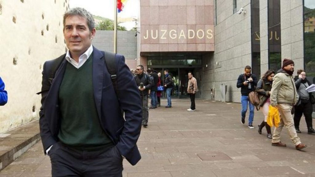 El exalcalde de La Laguna y hoy presidente regional, Fernando Clavijo, ante los juzgados laguneros. DA
