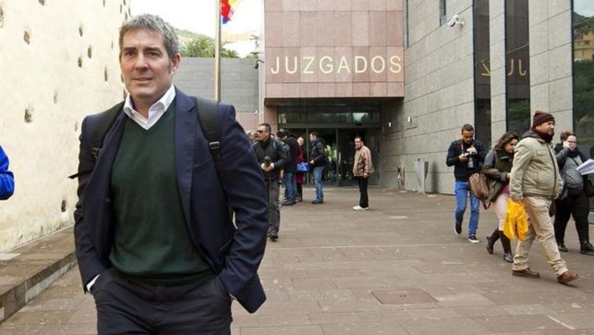 El exalcalde de La Laguna y hoy presidente regional, Fernando Clavijo, ante los juzgados laguneros. DA