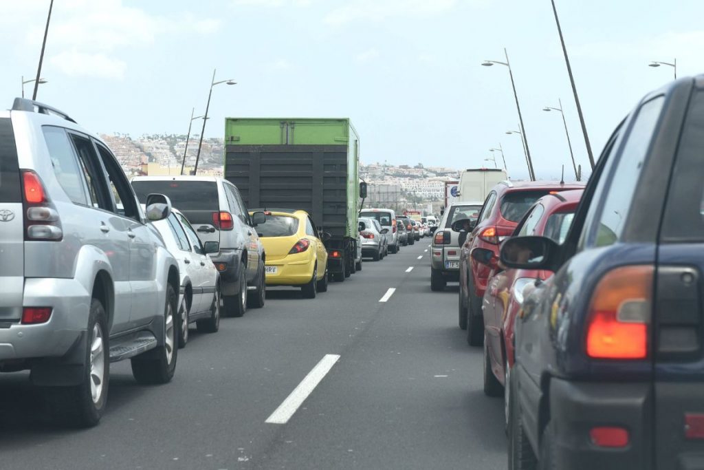 Los atascos de tráfico diarios entre San Isidro y Adeje son una de las imágenes más gráficas del fuerte crecimiento poblacional en la comarca sur. DA