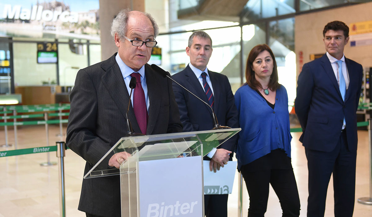 Pedro Agustín del Castillo, durante la rueda de prensa en el Aeropuerto Tenerife Norte, acompañado del resto de autoridades. Sergio Méndez