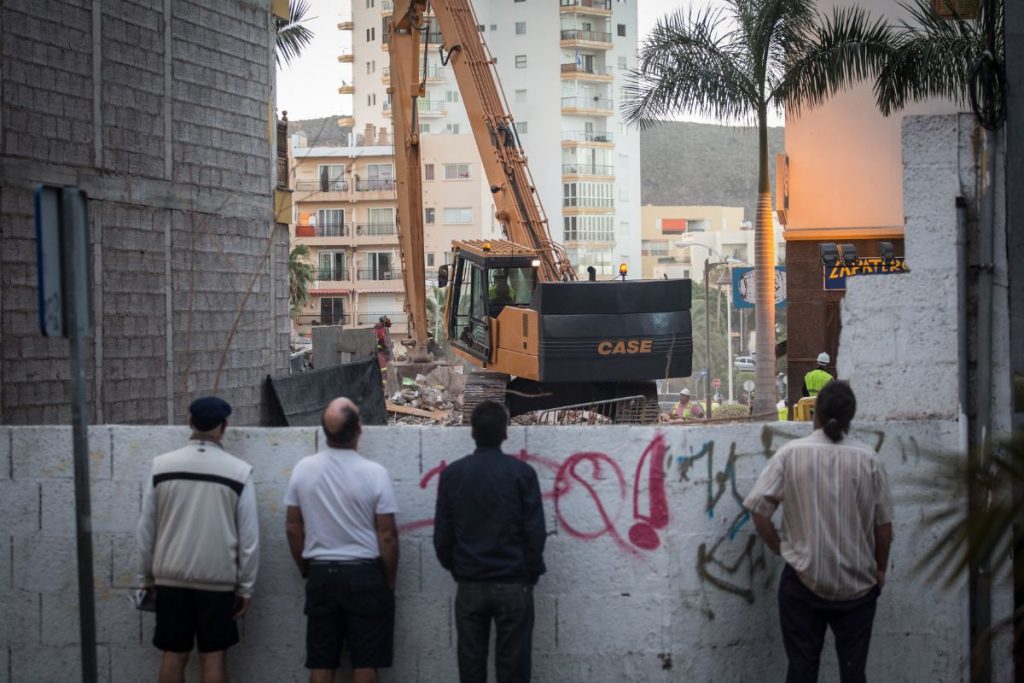 Varios transeúntes observan el lugar de la tragedia días después del derrumbe. Andrés Gutiérrez