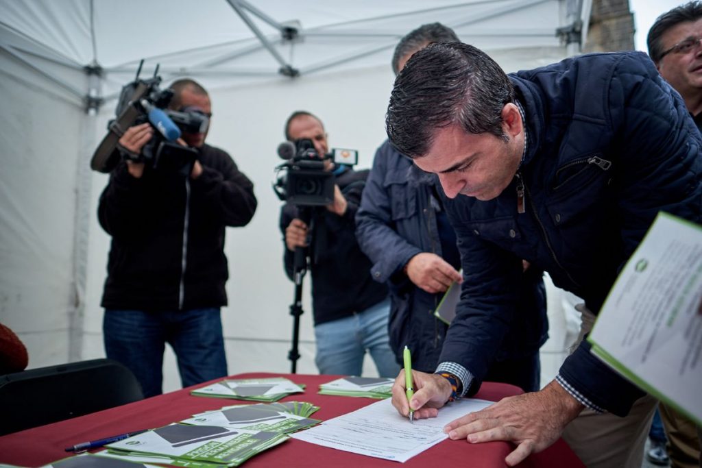 Manuel Domínguez estampa su rúbrica en la campaña que trata de lograr el millón de firmas. DA