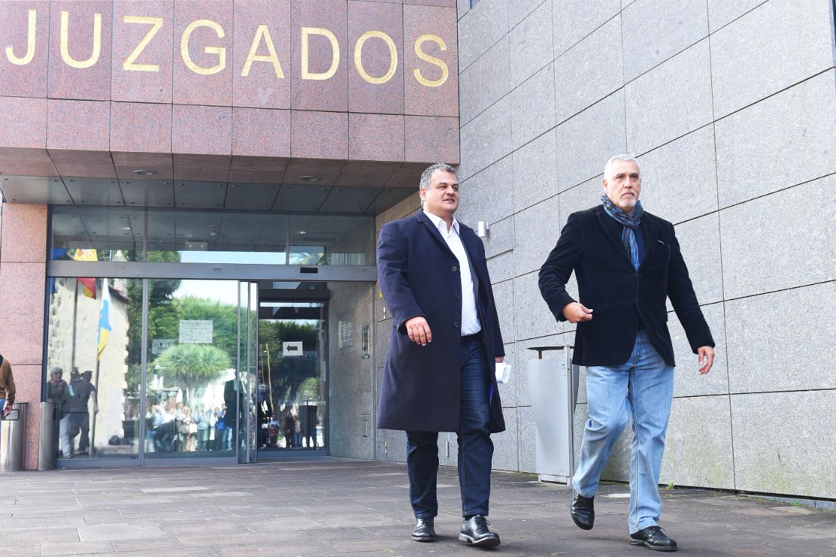 El alcalde de La Laguna, José Alberto Díaz, tras declarar como imputado por el caso Grúas, acompañado de Juan Manuel Castañeda, también de CC. Sergio Méndez