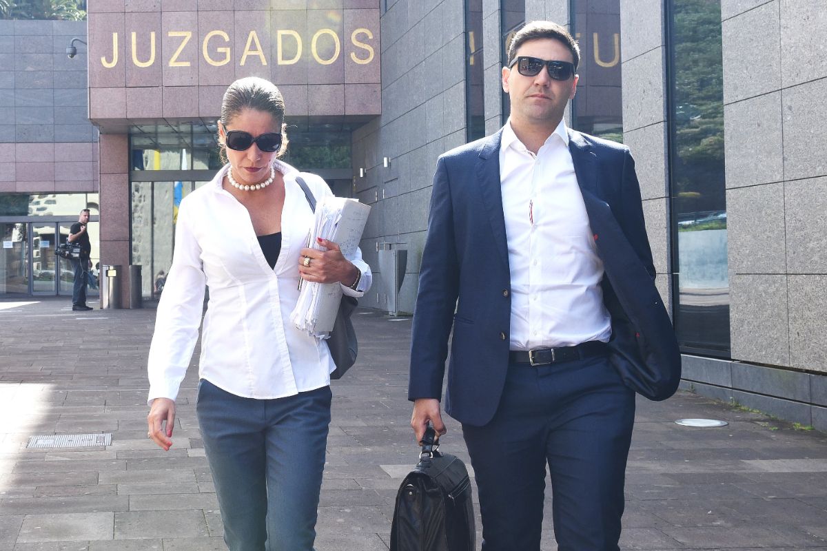Los abogados de las acusaciones populares Sandra Rodríguez (XTF-NC) y Jesús González (Unid@s se puede), ayer en La Laguna. Sergio Méndez
