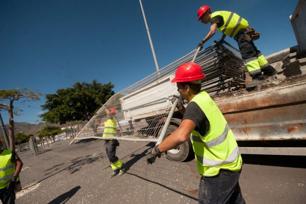 Los operarios trabajaban ayer para señalizar la zona de obras. F. Pallero