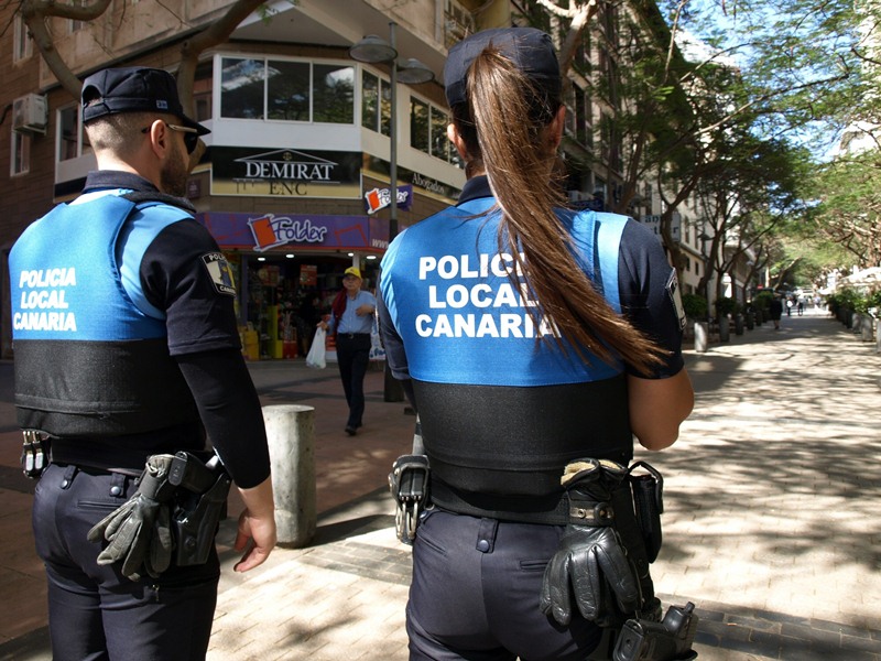 La Policía Local recibe los primeros 62 nuevos chalecos antibalas - La  Opinión de A Coruña