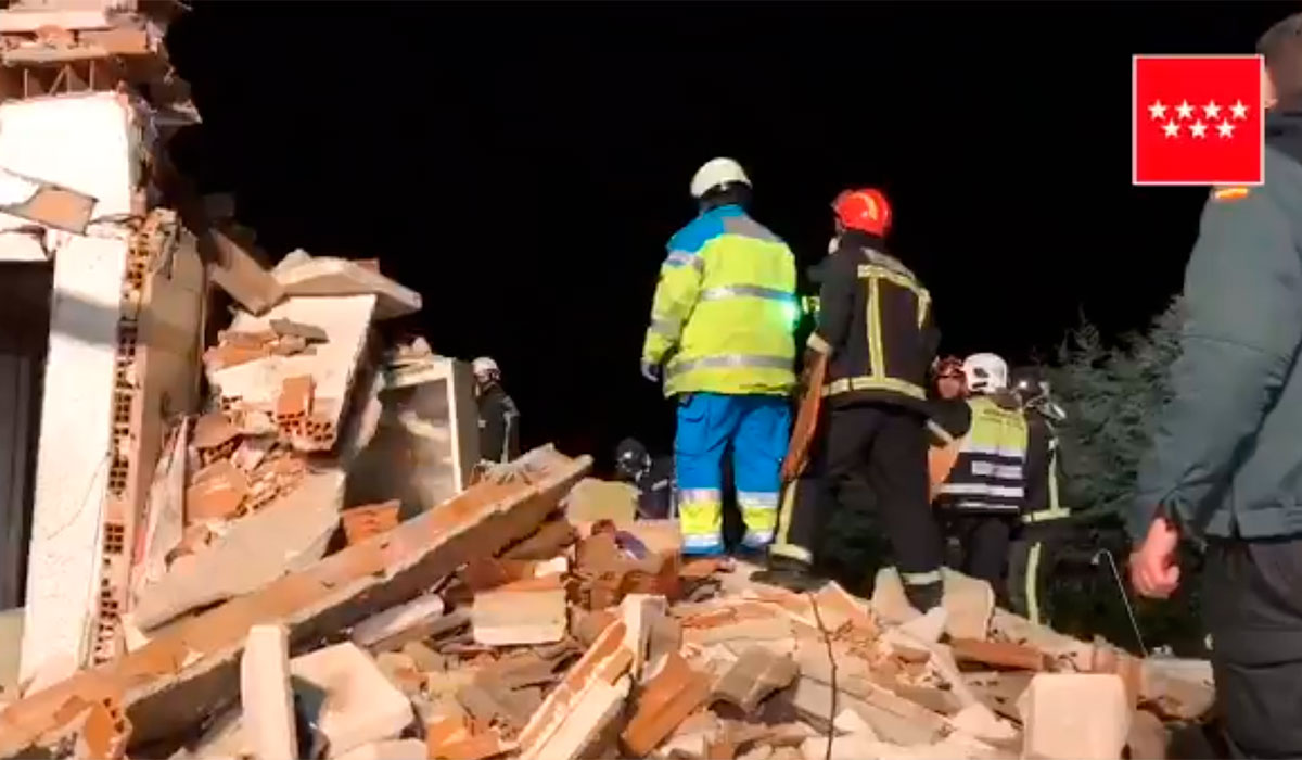 Los Bomberos rescatan a una pareja de ancianos entre los escombros su vivienda tras una explosión de gas en Madrid