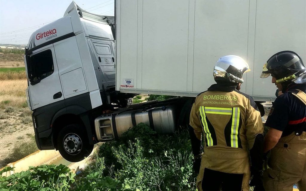 Rescatado un camionero cuando estaba a punto de caer por un talud de cinco metros, en Zuera