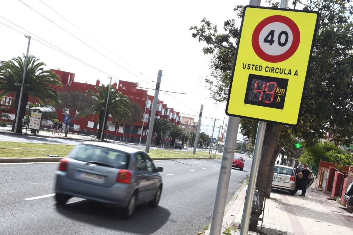 El radar ubicado en la avenida de Los Menceyes, a la altura de Barrio Nuevo, registra que el 62,3% de los vehículos supera la velocidad máxima. Sergio Méndez