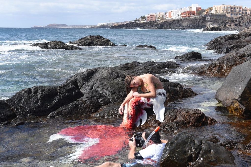 Víctor Núñez fotografía a Andrea Luis transformada en sirena en el sur de Tenerife | Foto Sergio Méndez