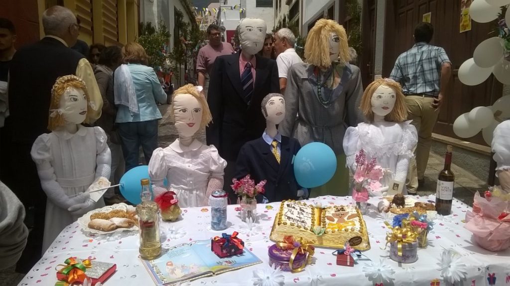 Los simpáticos y tradicionales “mayos” imprimen un carácter genuino y festivo a la capital palmera. | Autor J.G.R.E.