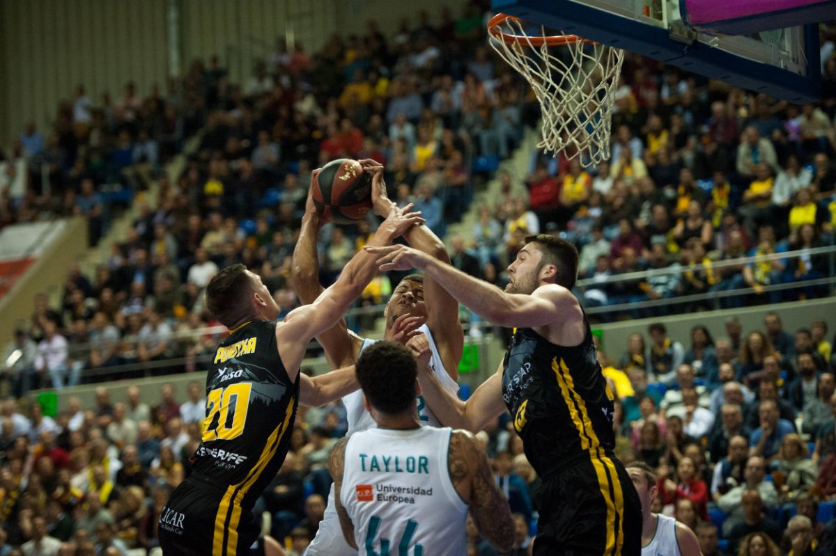 Los jugadores del Canarias no se rindieron en ningún momento frente al poderoso Madrid. / FOTO: Fran Pallero