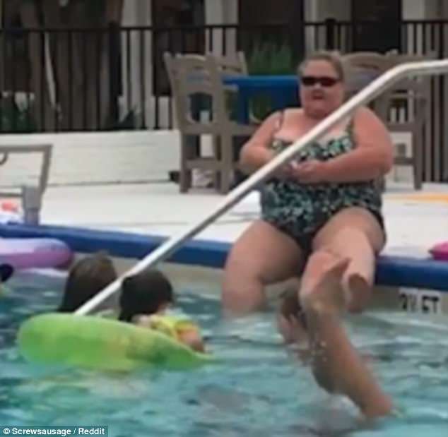 La mujer, mientras se depila en la piscina de su hotel. / DAILY MAIL