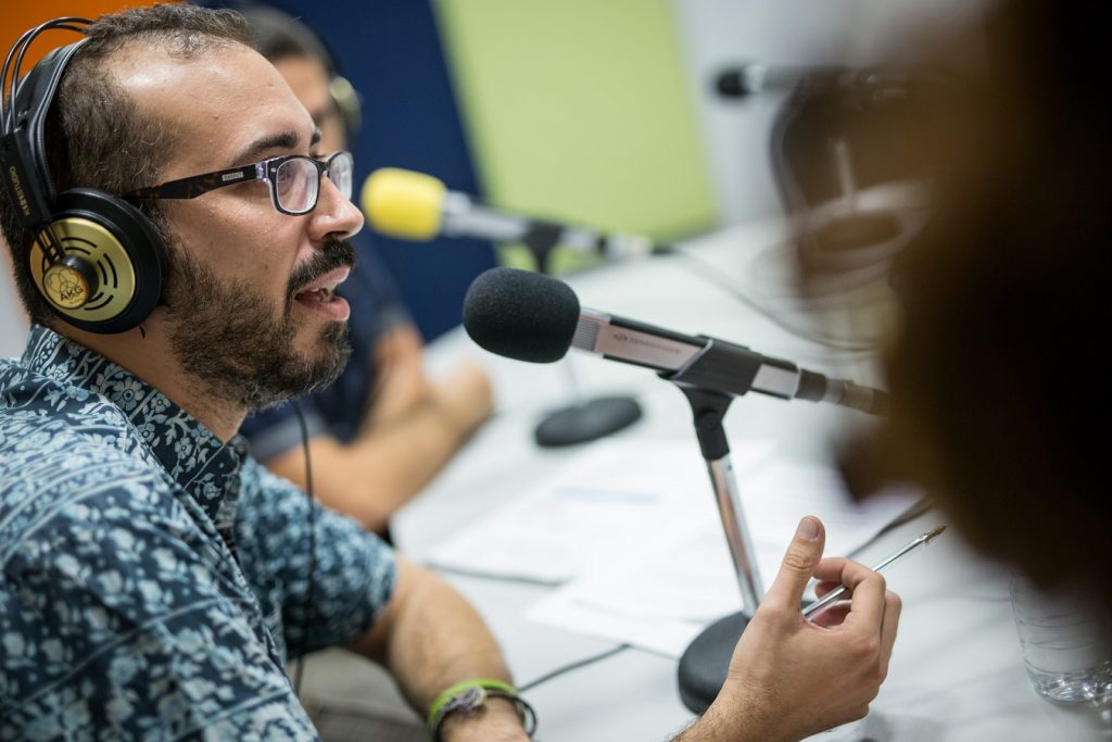 Enrique González, presentador de Radio Himalia, asegura que la responsabilidad de ser portavoz de un colectivo le ha ayudado mucho en su recuperación. | Foto: Andrés Gutiérrez