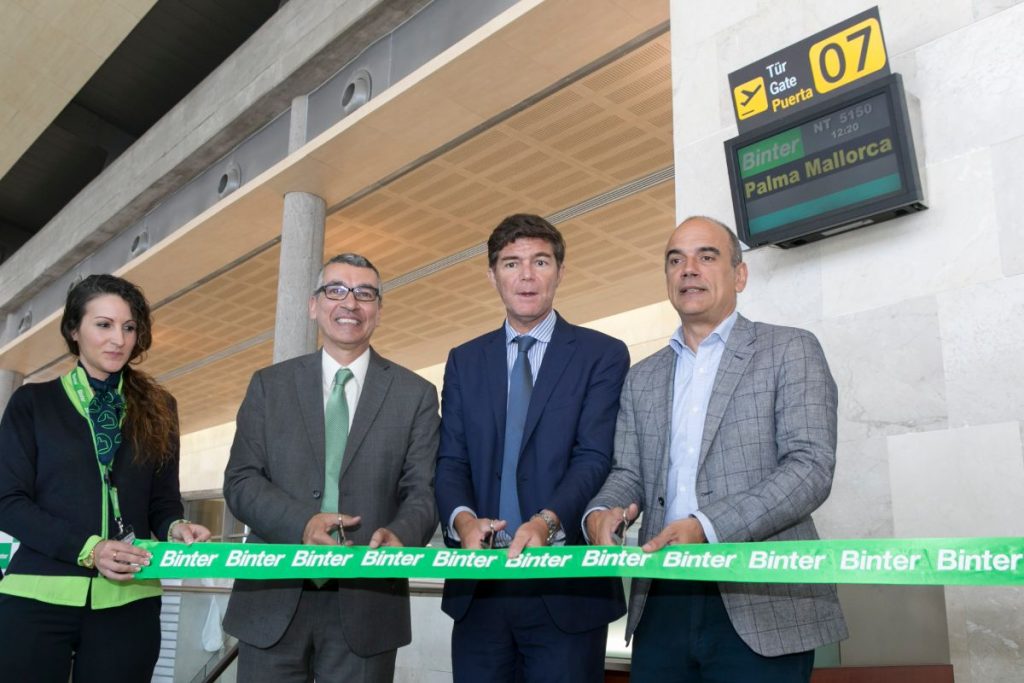José Escudero, responsable de Comunicación de la aerolínea, el subdelegado del Gobierno en Canarias, Guillermo Díaz Guerra, y el consejero delegado de Turismo de Tenerife, Vicente Dorta. | DA