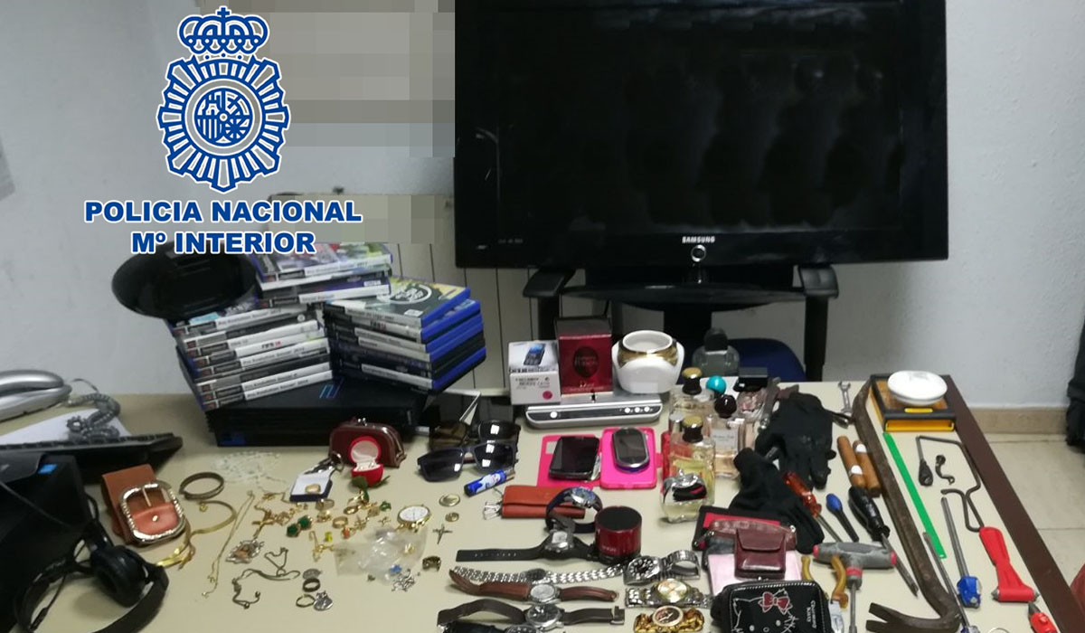 Detienen a un hombre y dos menores por supuestos robos en casas de La ...