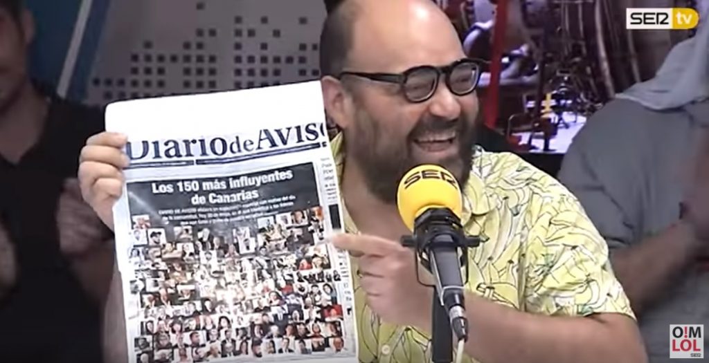Ignatius Farray con la portada de Diario de Avisos